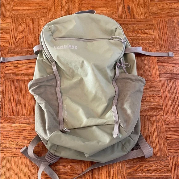 Camelbak Green Cloud Walker 18 Daypack with Mesh Side Pockets - Picture 1 of 5